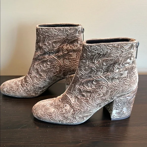 Stuart Weitzman Green Ankle Booties with Rounded Toe - Picture 10 of 14